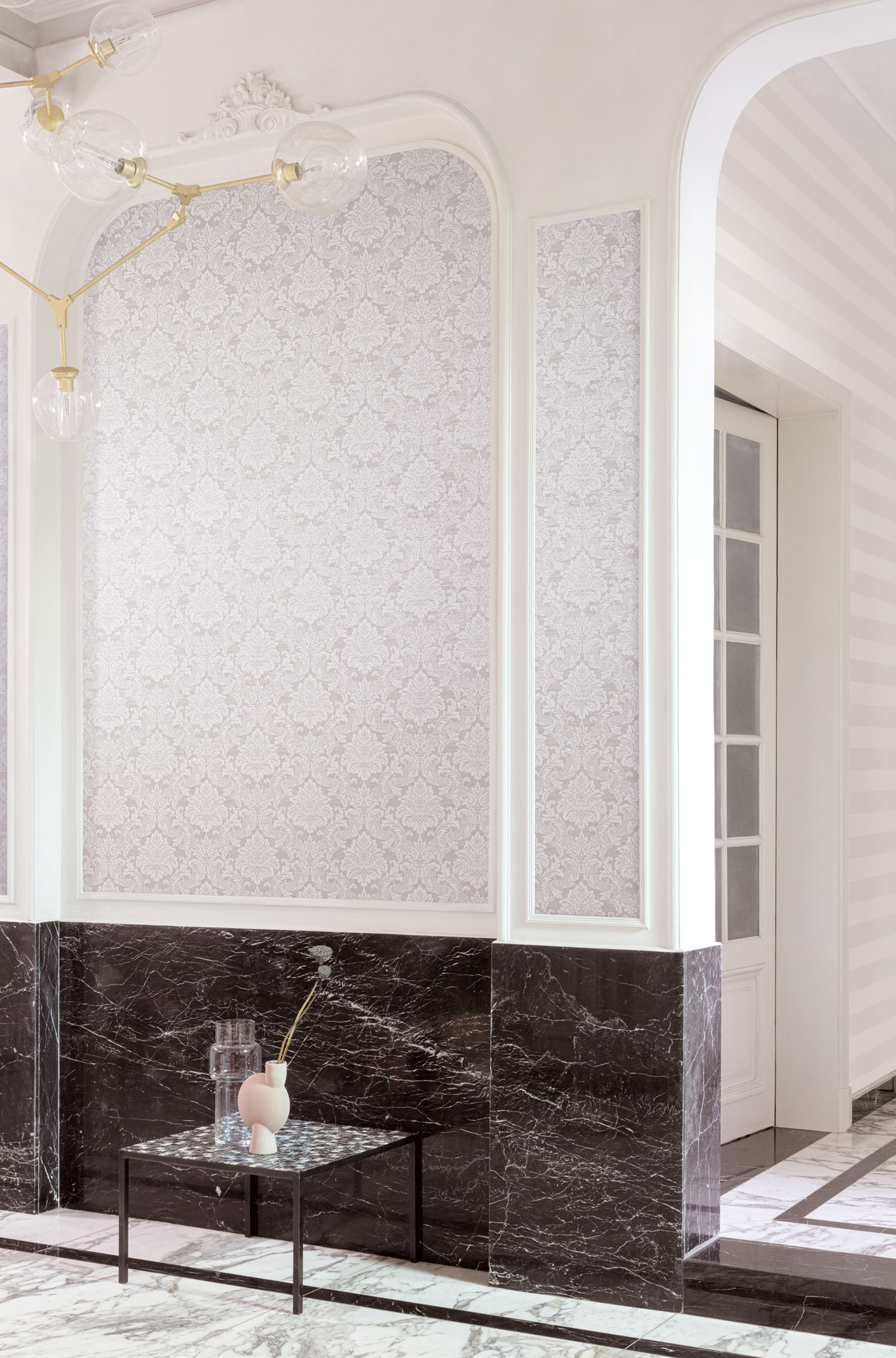 Gray wallpaper with baroque pattern, OTH005, Othello, Zoom by Masureel